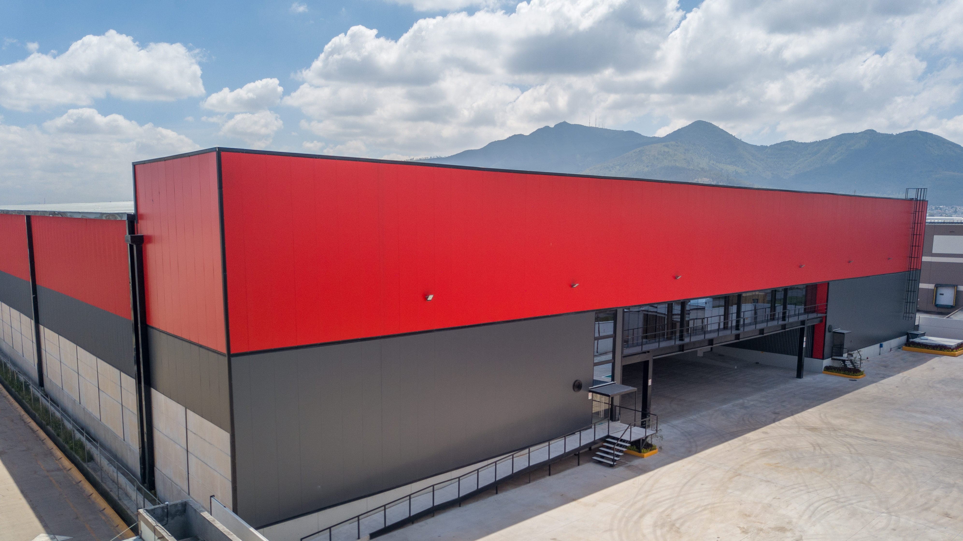 Nave industrial con fachada de panel aislado